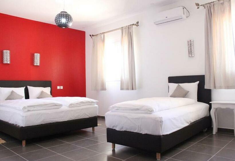 غرفة قياسية ثلاثية, Auberge Tinit