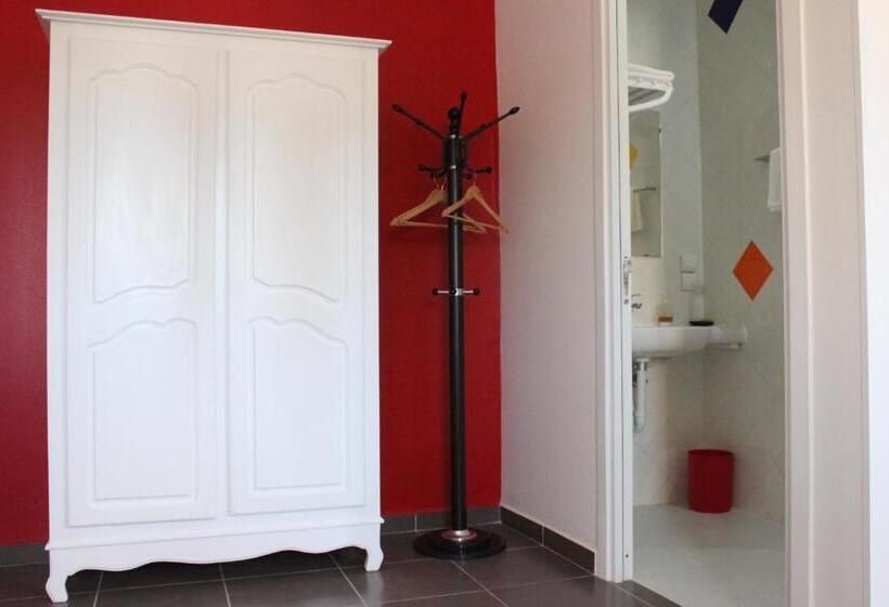 Quarto Triplo Standart, Auberge Tinit