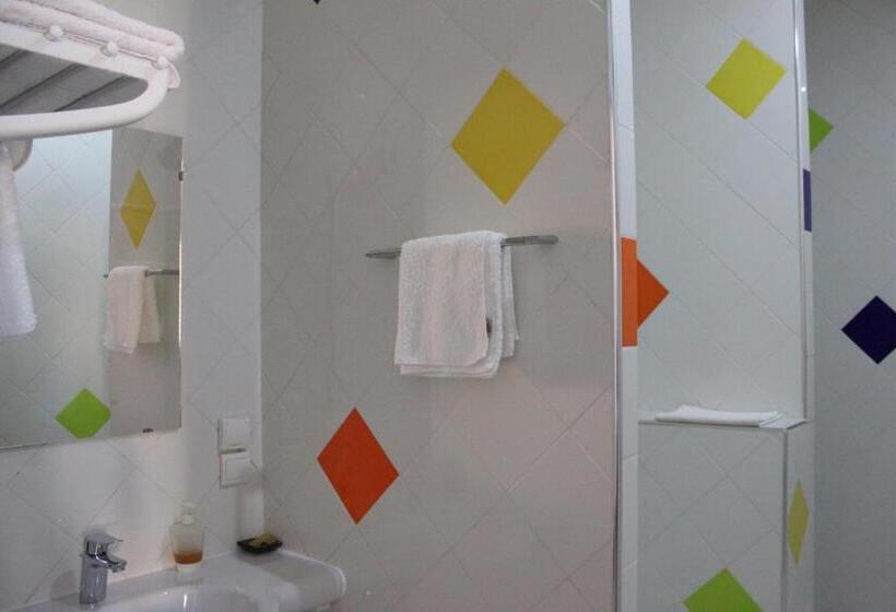 Quarto Triplo Standart, Auberge Tinit