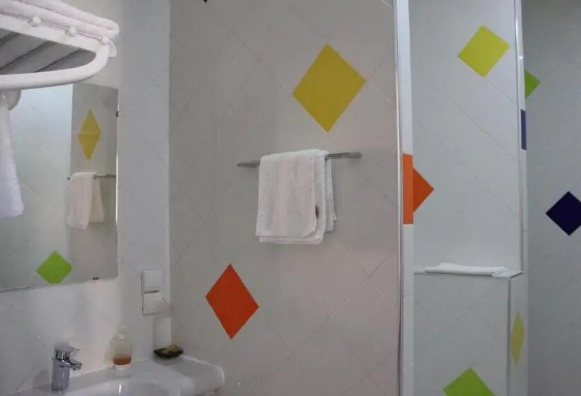 اتاق استاندارد سه نفره, Auberge Tinit