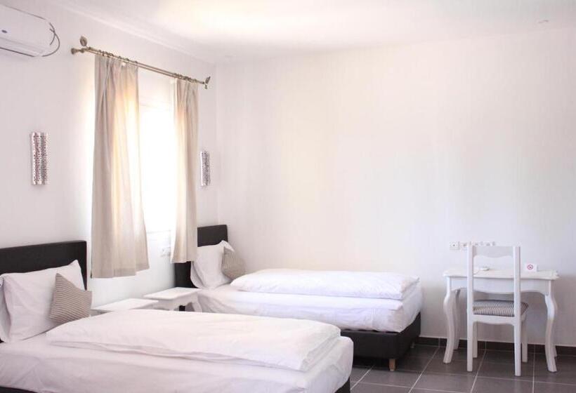 غرفة قياسية ثلاثية, Auberge Tinit