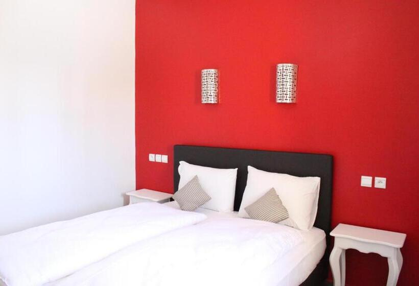 غرفة قياسية ثلاثية, Auberge Tinit