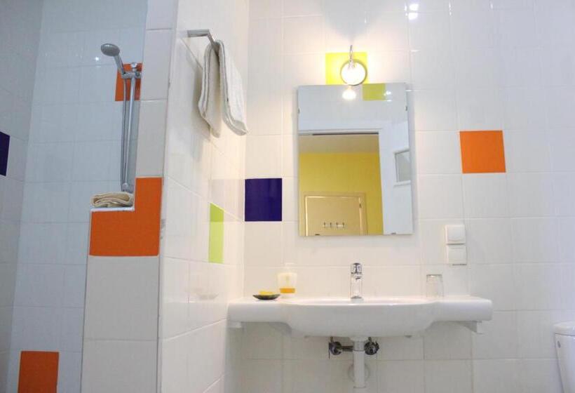 غرفة قياسية ثلاثية, Auberge Tinit