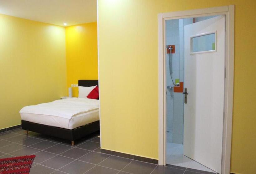 Quarto Triplo Standart, Auberge Tinit