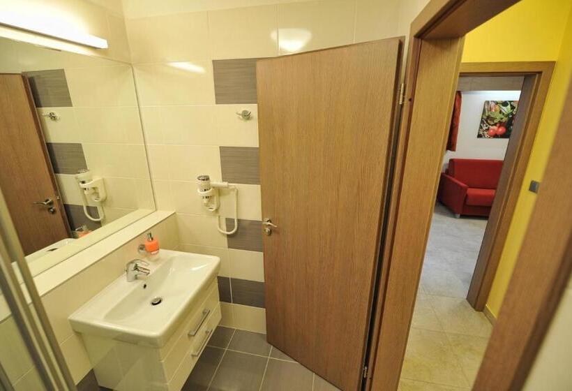 سوئیت 2 خوابه, Jirinka