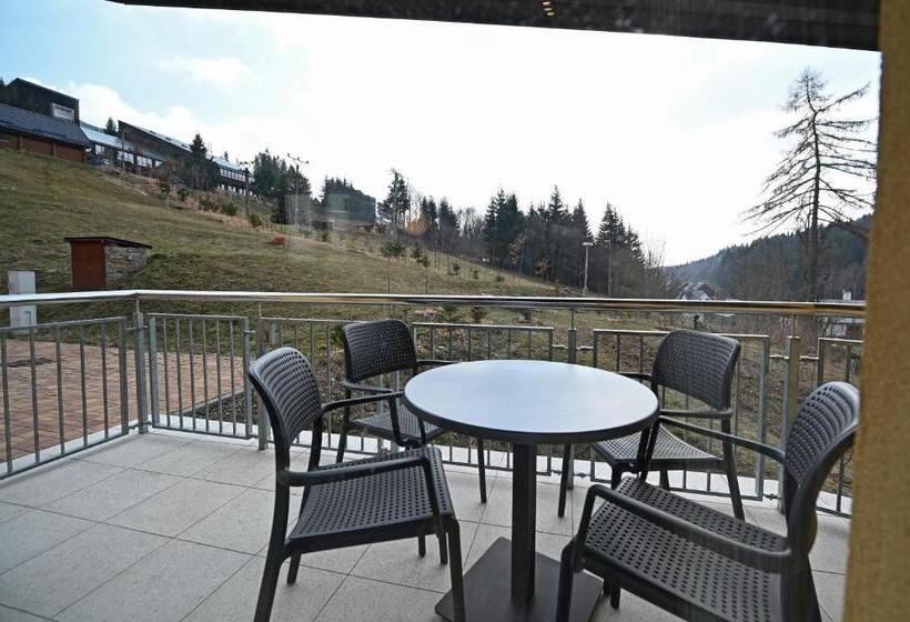 آپارتمان 1 خوابه با تراس, Jirinka