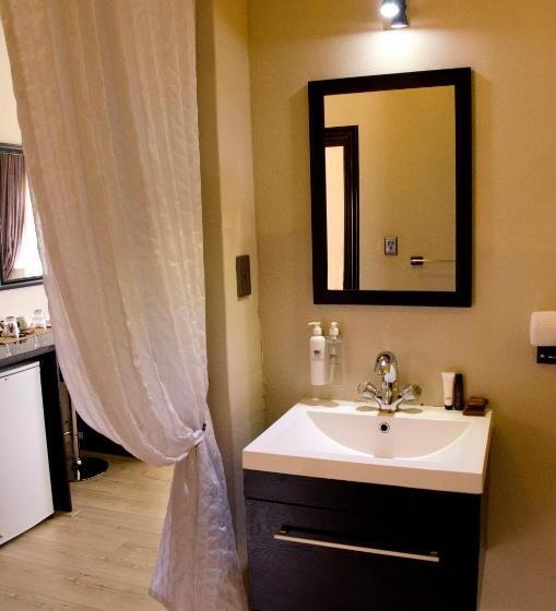 スイート, Three Oaks And An Aloe Boutique