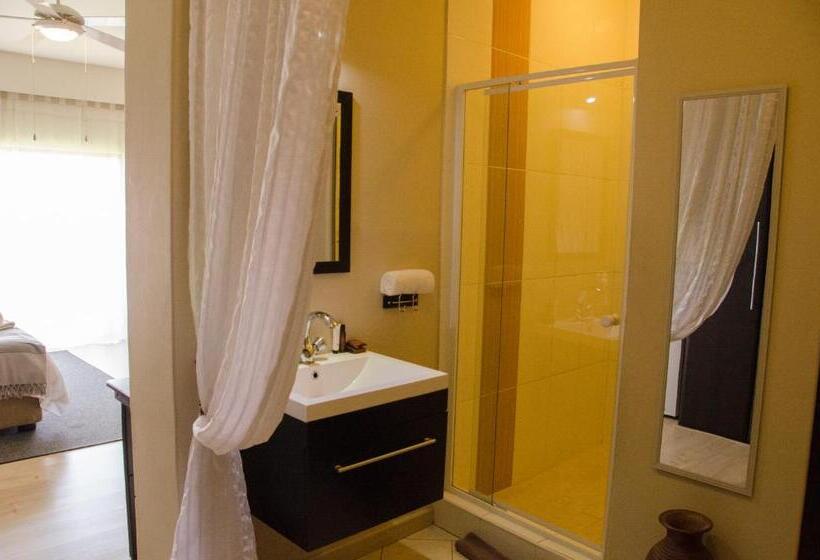 スイート, Three Oaks And An Aloe Boutique