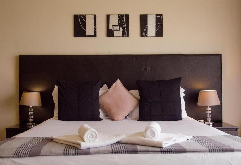 スイート, Three Oaks And An Aloe Boutique