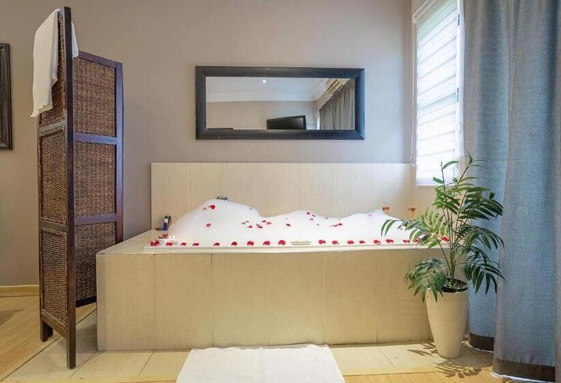 Suite with lake view, Three Oaks And An Aloe Boutique