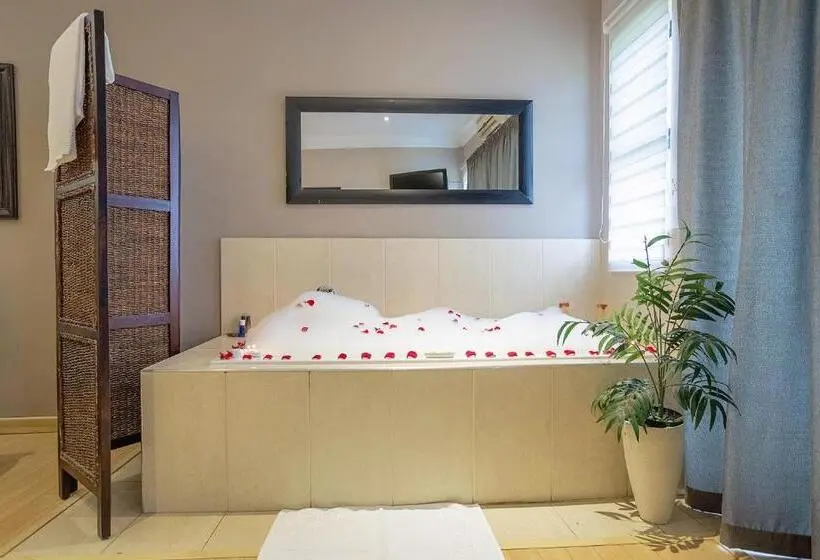 Suite with lake view, Three Oaks And An Aloe Boutique