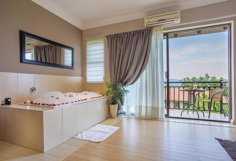 Suite with lake view, Three Oaks And An Aloe Boutique