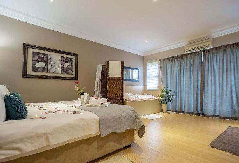 Suite with lake view, Three Oaks And An Aloe Boutique