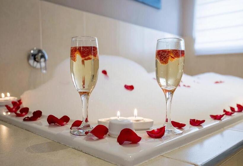 Suite with lake view, Three Oaks And An Aloe Boutique