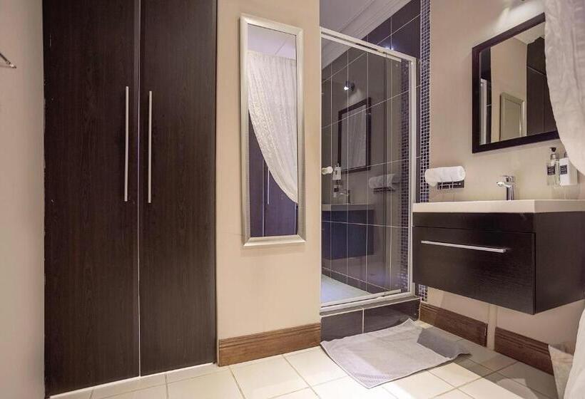 Suite with lake view, Three Oaks And An Aloe Boutique