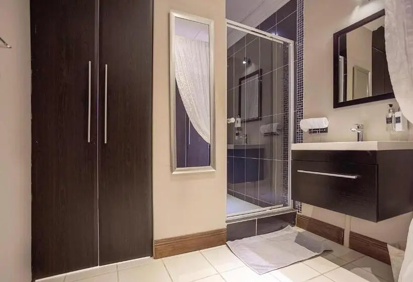 Suite with lake view, Three Oaks And An Aloe Boutique