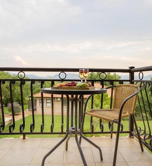 Suite with lake view, Three Oaks And An Aloe Boutique