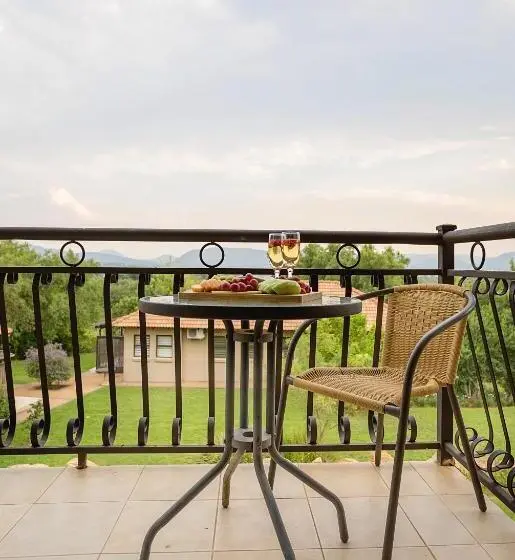 Suite with lake view, Three Oaks And An Aloe Boutique