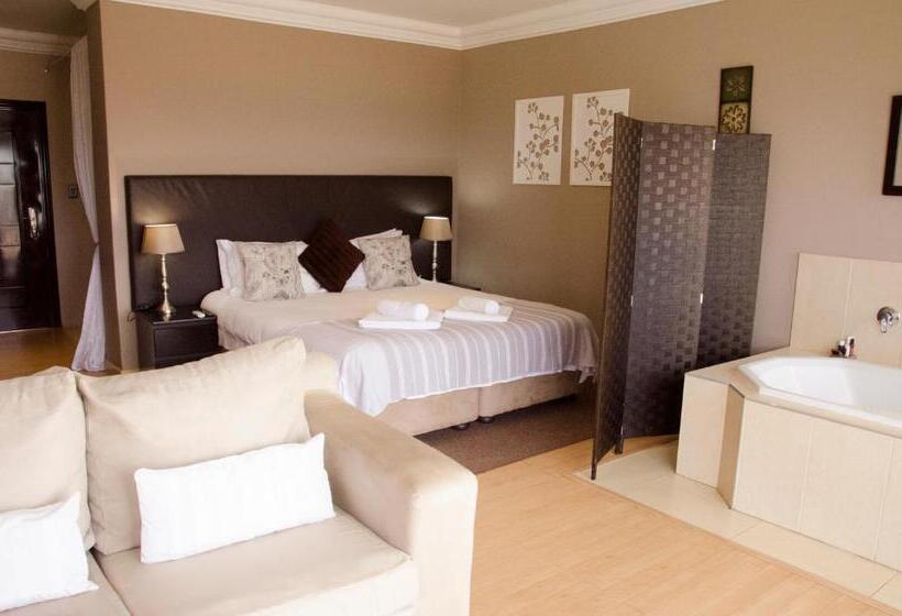 Suite with lake view, Three Oaks And An Aloe Boutique