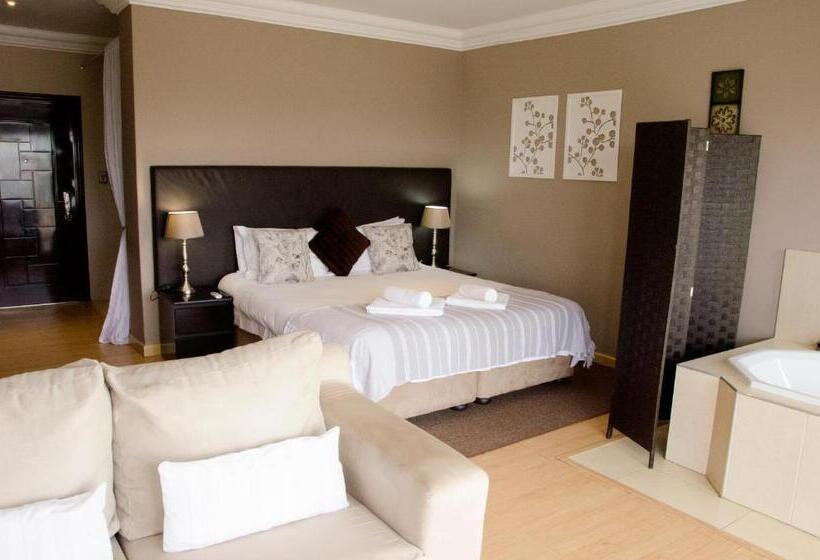 Suite with lake view, Three Oaks And An Aloe Boutique