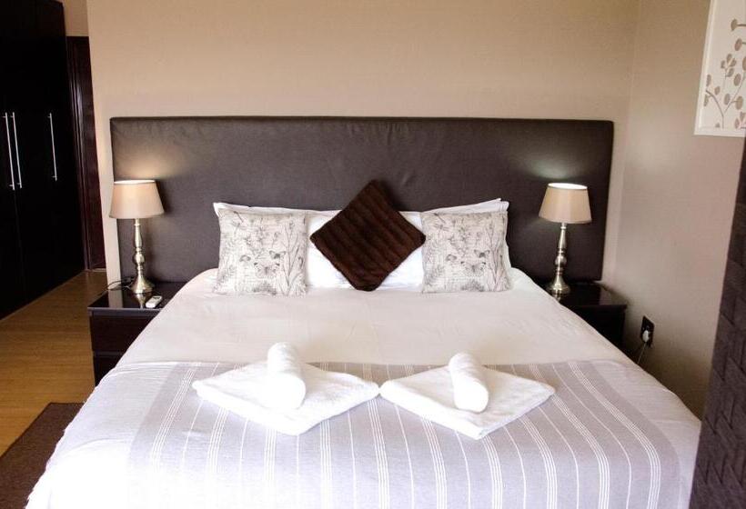 Suite with lake view, Three Oaks And An Aloe Boutique