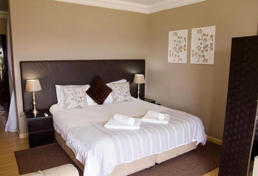 Suite with lake view, Three Oaks And An Aloe Boutique