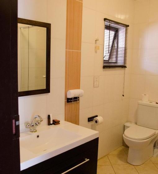 スイート, Three Oaks And An Aloe Boutique