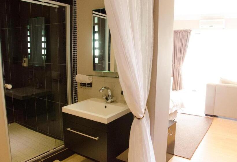 Suite with lake view, Three Oaks And An Aloe Boutique