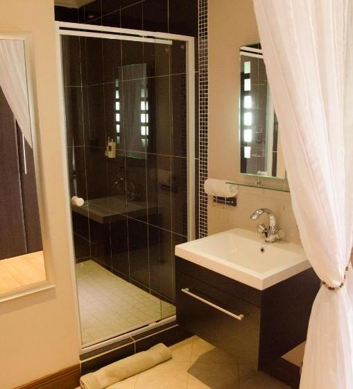 Suite with lake view, Three Oaks And An Aloe Boutique