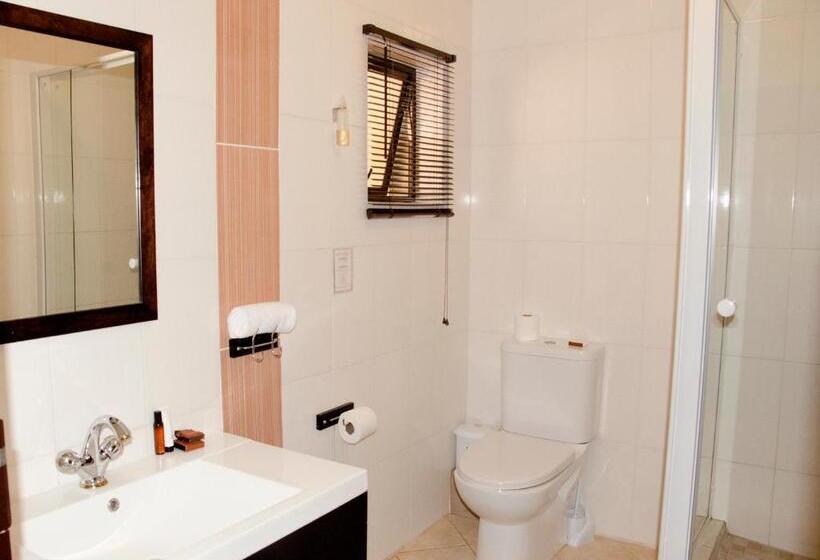 スイート, Three Oaks And An Aloe Boutique