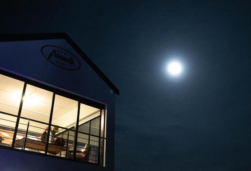 חדר דלוקס, Stay At Friends