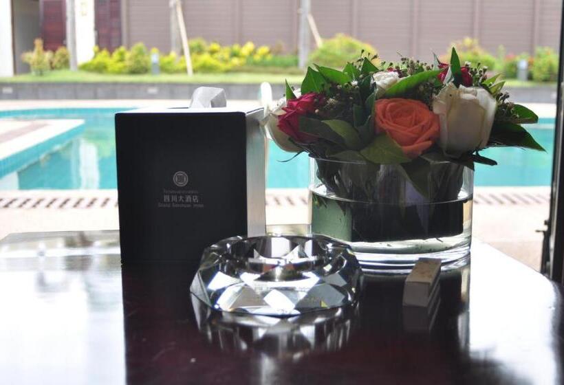 可看到泳池的单人间, Grand Szechuan Hotel Vientiane