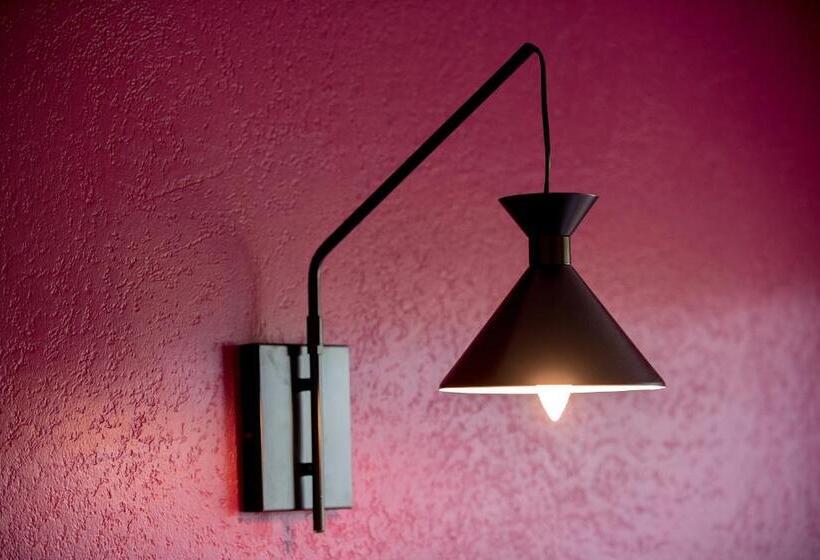 标准工作室, Lou Castelet