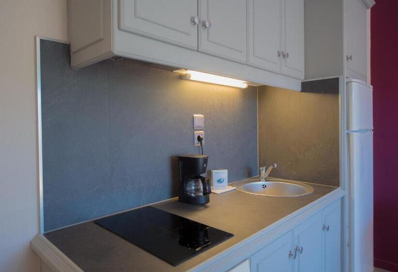 标准工作室, Lou Castelet