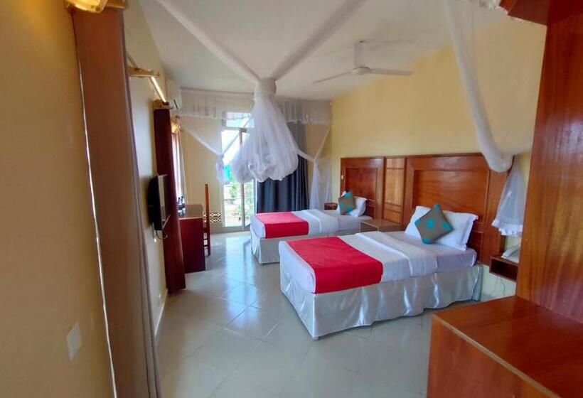 חדר קלאסי לשלושה, Pulickal Airport