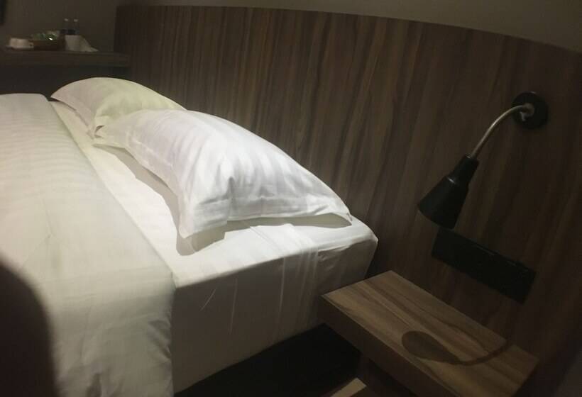 Deluxerum King Size Säng, Talents Motor Park