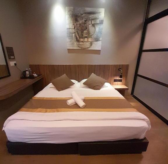 Deluxerum King Size Säng, Talents Motor Park