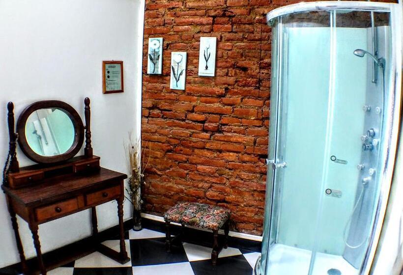 اتاق خانوادگی با سرویس بهداشتی مشترک, La Casa Piola