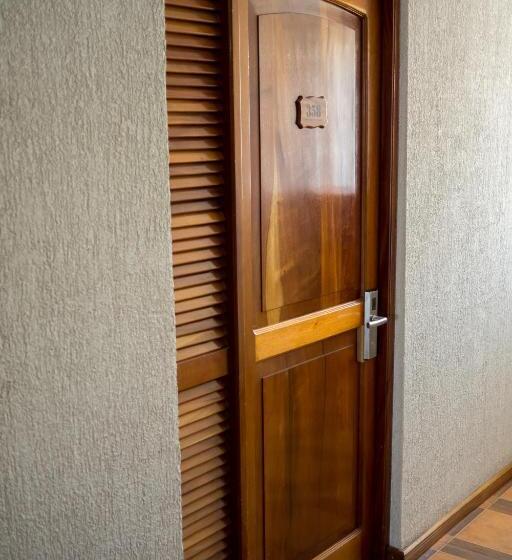 اتاق پنج‌تخته استاندارد, Amaru Express