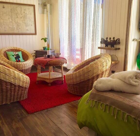 디럭스 스위트 킹 침대, Wild Hostel