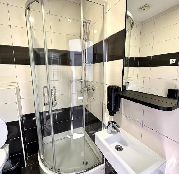 غرفة قياسية رباعية, Kaptol Rooms