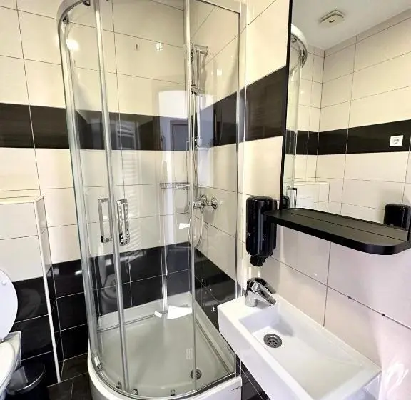 اتاق استاندارد چهار تخته, Kaptol Rooms
