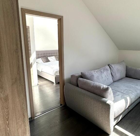 غرفة قياسية رباعية, Kaptol Rooms