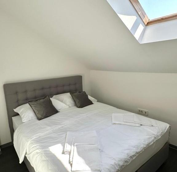 غرفة قياسية رباعية, Kaptol Rooms