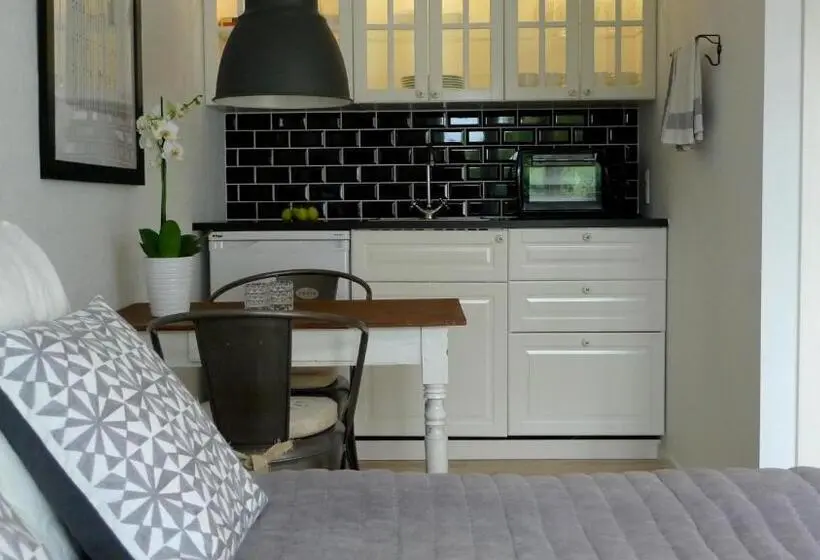 Camera Standard, Dragondrum Bed & Kitchen