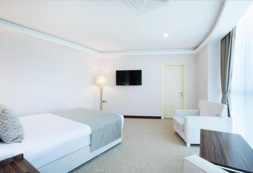 سوییت خانوادگی, Sky Tower