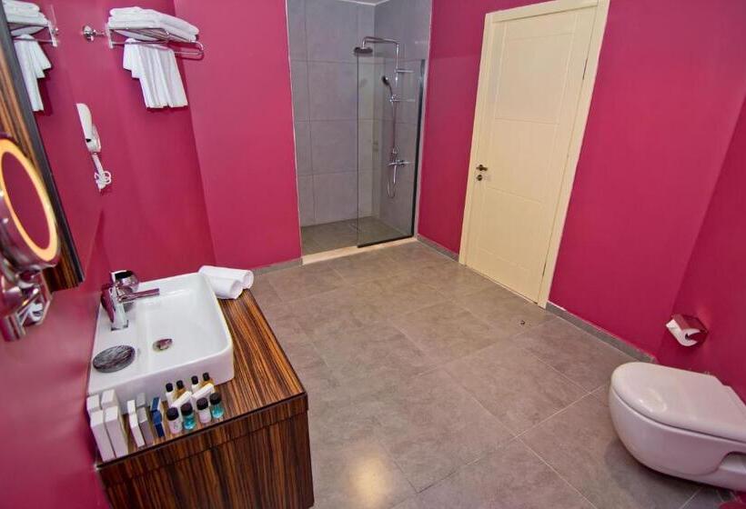 اتاق لوکس با چشم‌انداز دریا, Sky Tower