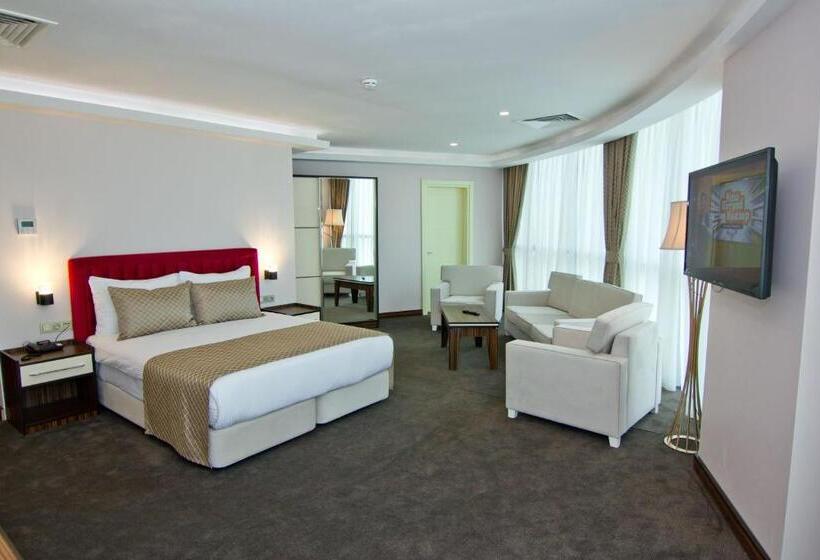 اتاق لوکس با چشم‌انداز دریا, Sky Tower