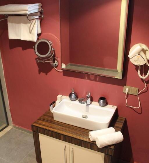 Deluxe Suite King Bed, Sky Tower