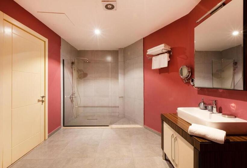 Deluxe Suite King Bed, Sky Tower